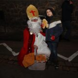 Wenn der Nikolaus kommt, haben die Kinder Spaß. So war es auch auf dem Adventsmarkt in der Selmer Altstadt.
