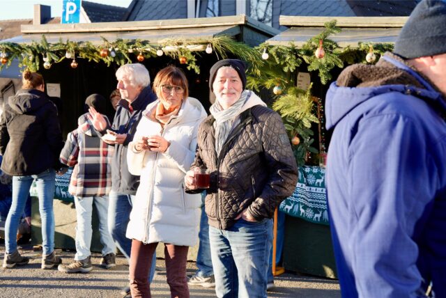 Der traditionelle Weihnachtsmarkt in Rheinen lockte wieder zahlreiche Besucherinnen und Besucher an.
