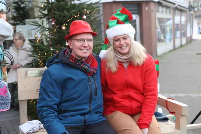 Auch Pfarrer Claus Themann stellte sich für Fotos zur Verfügung. Die Stadtwette gegen Bürgermeister Thomas Orlowski entpuppte sich als sehr lustige Aktion.