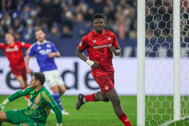 Ragnar Ache vom 1. FC Kaiserslautern erzielt das 1:0 auf Schalke