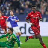 Ragnar Ache vom 1. FC Kaiserslautern erzielt das 1:0 auf Schalke