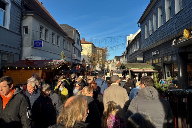 Viele Menschen drängen sich am 1. Advent auf dem Weihnachtsmarkt auf der Bahnhofsstraße in Unna durch die Gasse.