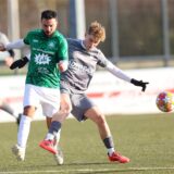 Constantin Emich vom PSV Bork im Zweikampf mit Gegenspieler Tarik Özkan vom SuS Oberaden.