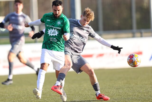 Constantin Emich vom PSV Bork im Zweikampf mit Gegenspieler Tarik Özkan vom SuS Oberaden.