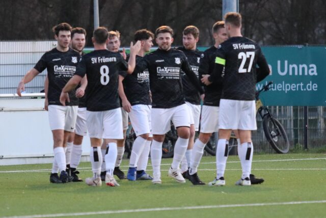Spieler des SV Frömern bejubeln ein Tor.