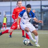 Königsborns Youseff Anhari (vorne) spielt sich hier an Hombruchs  Domenico Palmieri vorbei. Beide Teams trennten sich 1:1.
