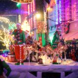 Bei einer Parade können die Besucher die Stars des Movie Parks sowie Santa und seine Helfer sehen.