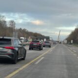 Mehrere Bagger arbeiten gleichzeitig daran, die Eisenbahnbrücke an der A1 in Unna abzureißen.