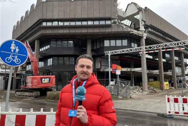 RN-Reporter Tim Hübbertz steht vor der Bibliothek der TU Dortmund, die nach und nach abgerissen wird.
