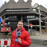 RN-Reporter Tim Hübbertz steht vor der Bibliothek der TU Dortmund, die nach und nach abgerissen wird.