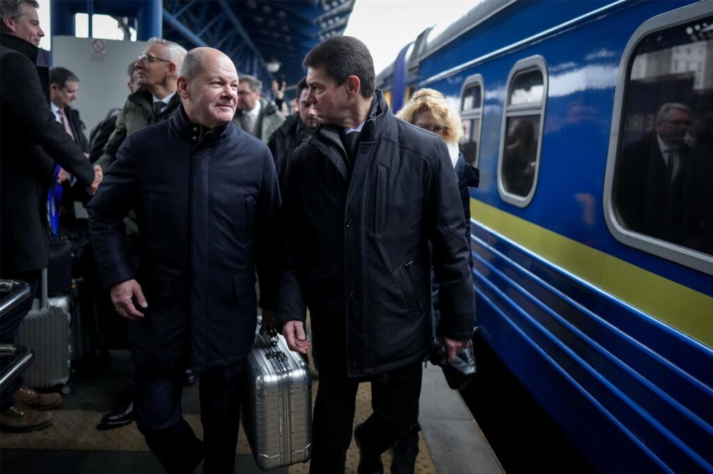 Bundeskanzler Olaf Scholz (SPD) kommt mit einem Sonderzug auf dem Zentralbahnhof der ukrainischen Hauptstadt Kiew an. 