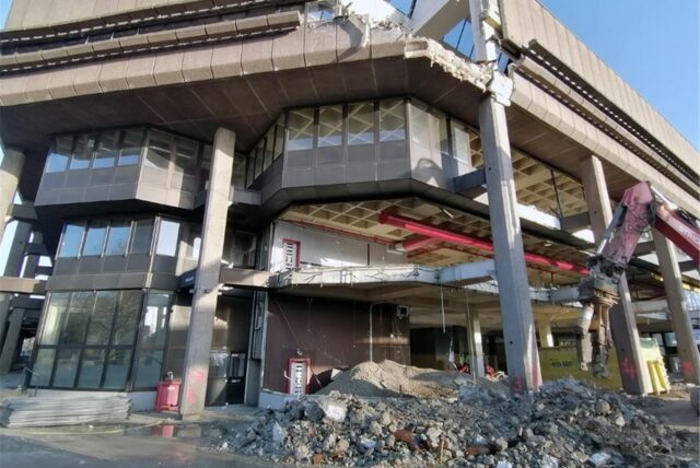 Kaputte Außenfassade der TU Dortmund Universitätsbibliothek.