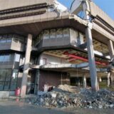 Kaputte Außenfassade der TU Dortmund Universitätsbibliothek.