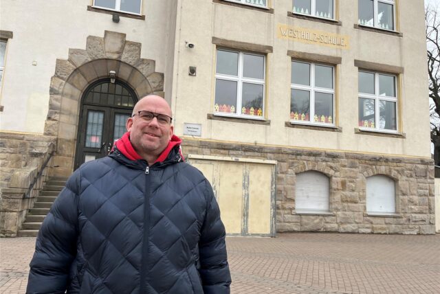 SPD-Ratsvertreter Olaf Schlienkamp setzt sich für den Erhalt der Westholz-Grundschule in Alt-Scharnhorst ein.
