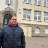 SPD-Ratsvertreter Olaf Schlienkamp setzt sich für den Erhalt der Westholz-Grundschule in Alt-Scharnhorst ein.