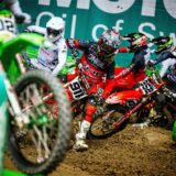 Mehrere Motocross-Fahrer fahren in den Westfalenhallen Dortmund um die Wette.