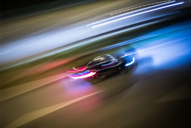 Zu Lichtspuren verwischt sind die Fahrzeuge auf einer Autobahn.