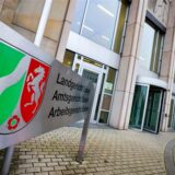 Das Schild mit der Aufschrift „Landgericht Essen, Amtsgericht Essen, Arbeitsgericht Essen“ vor dem dazugehörigen Gebäude in Essen.