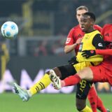 Jamie Gittens im Zweikampf.
