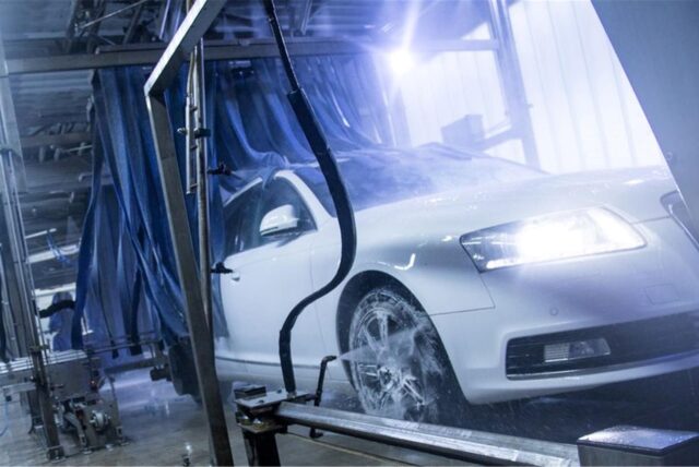 Ein Auto wird in einer Waschanlage sauber gemacht