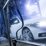 Ein Auto wird in einer Waschanlage sauber gemacht