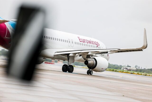 Ein Eurowings-Flugzeug auf einem Rollfeld.