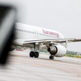 Ein Eurowings-Flugzeug auf einem Rollfeld.