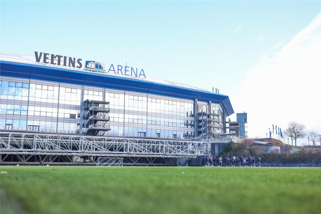 Der Rasen der Veltins-Arena wird in diesen Tagen ausgetauscht. Der Rasen der Veltins-Arena wird in diesen Tagen ausgetauscht.
