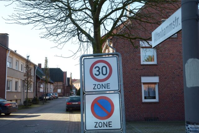 Blick auf das Zone-30-Schild vor der Altenhammstraße in Herbern.