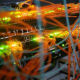 Ein Serverschrank mit blinkenden Lampen und Kabeln steht im Landeskriminalamt Niedersachsen.