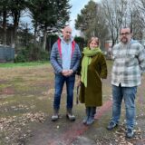 Vater Thomas Thurau, Schulleiterin Kirsten Laroussi und OGS-Leiter Arnulf Glatkowski (v.l.) stehen auf dem maroden Sportplatz der Siegfried-Drupp-Grundschule.