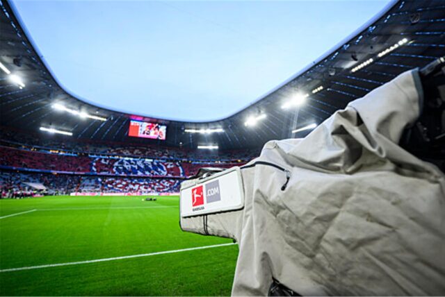Fußball: Bundesliga, Bayern München – RB Leipzig, 23. Spieltag, Allianz Arena. Eine TV-Kamera steht vor dem Spiel im Stadion. Die TV-Ausschreibung der DFL geht in die entscheidende Phase.