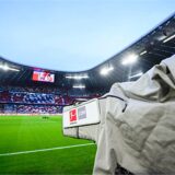 Fußball: Bundesliga, Bayern München – RB Leipzig, 23. Spieltag, Allianz Arena. Eine TV-Kamera steht vor dem Spiel im Stadion. Die TV-Ausschreibung der DFL geht in die entscheidende Phase.