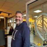 Bäckermeister Stefan Braune lacht in die Kamera.