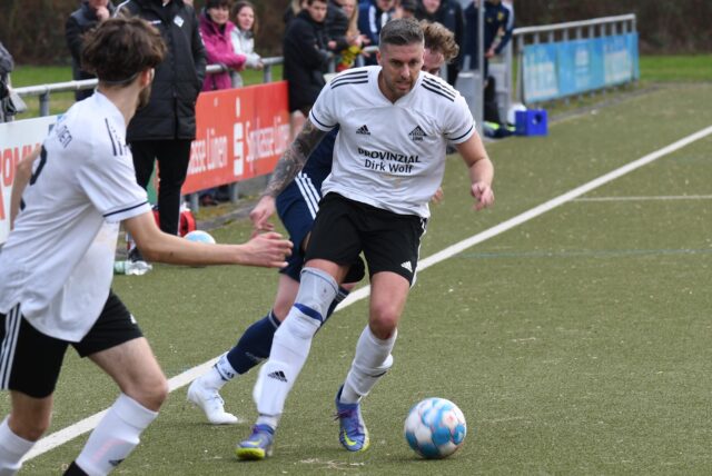 Oliver Hilkenbach im Dribbling.