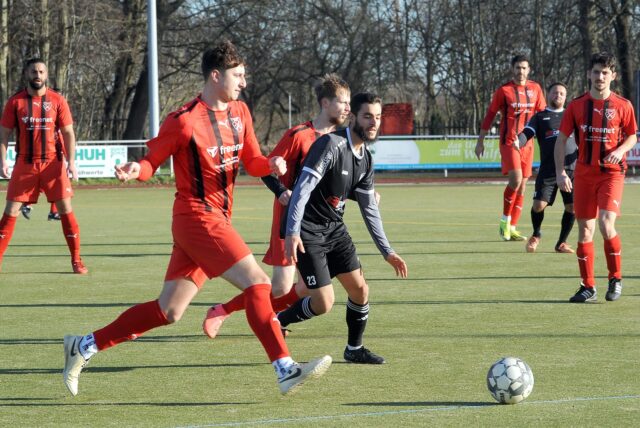Eine Spielszene aus der Partie Holzpfosten Schwerte gegen DJK VfK Iserlohn.