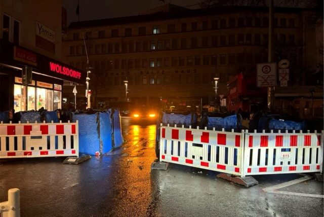 Als Fahrzeugsperren vorerst nicht mehr zu gebrauchen: Rund um den Bochumer Weihnachtsmarkt sind reihenweise Wassercontainer beschädigt worden.