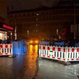 Als Fahrzeugsperren vorerst nicht mehr zu gebrauchen: Rund um den Bochumer Weihnachtsmarkt sind reihenweise Wassercontainer beschädigt worden.