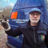 Sprengmeister Volker Lenz von der Kampfmittelbeseitigung Westfalen-Lippe mit dem Zünder der Weltkriegsbombe in der Hand.