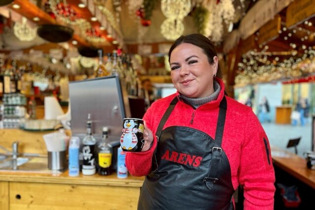 Eine Mitarbeiterin vom Hansatreff auf dem Dortmunder Weihnachtsmarkt serviert alkoholfreien Kinderpunsch.