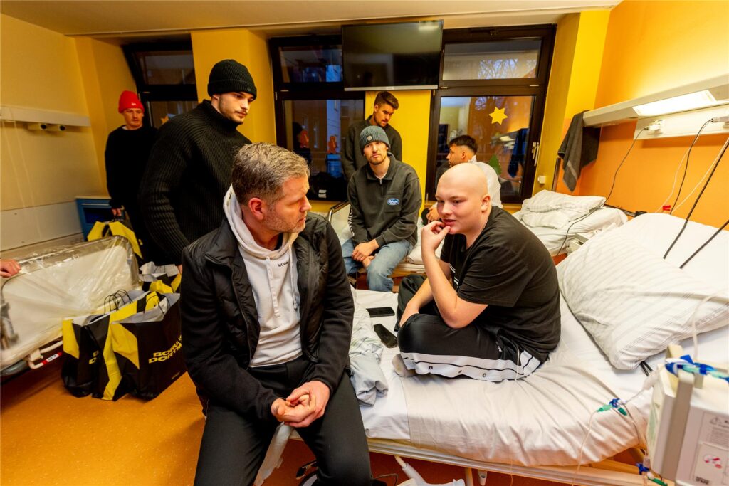 BVB-Profis zu Besuch in der Kinderklinik.