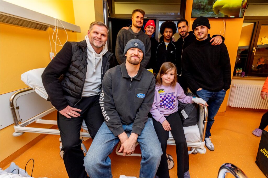 BVB-Profis zu Besuch in der Kinderklinik.