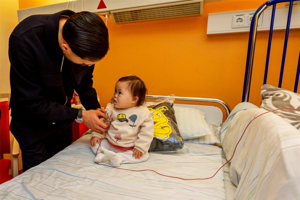 BVB-Profis zu Besuch in der Kinderklinik.