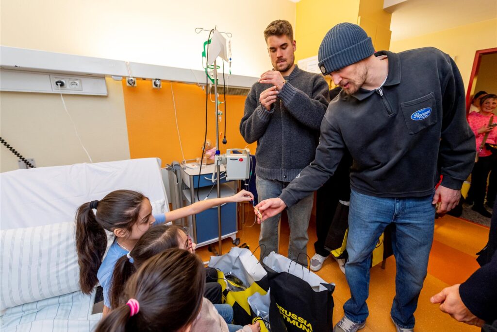BVB-Profis zu Besuch in der Kinderklinik.