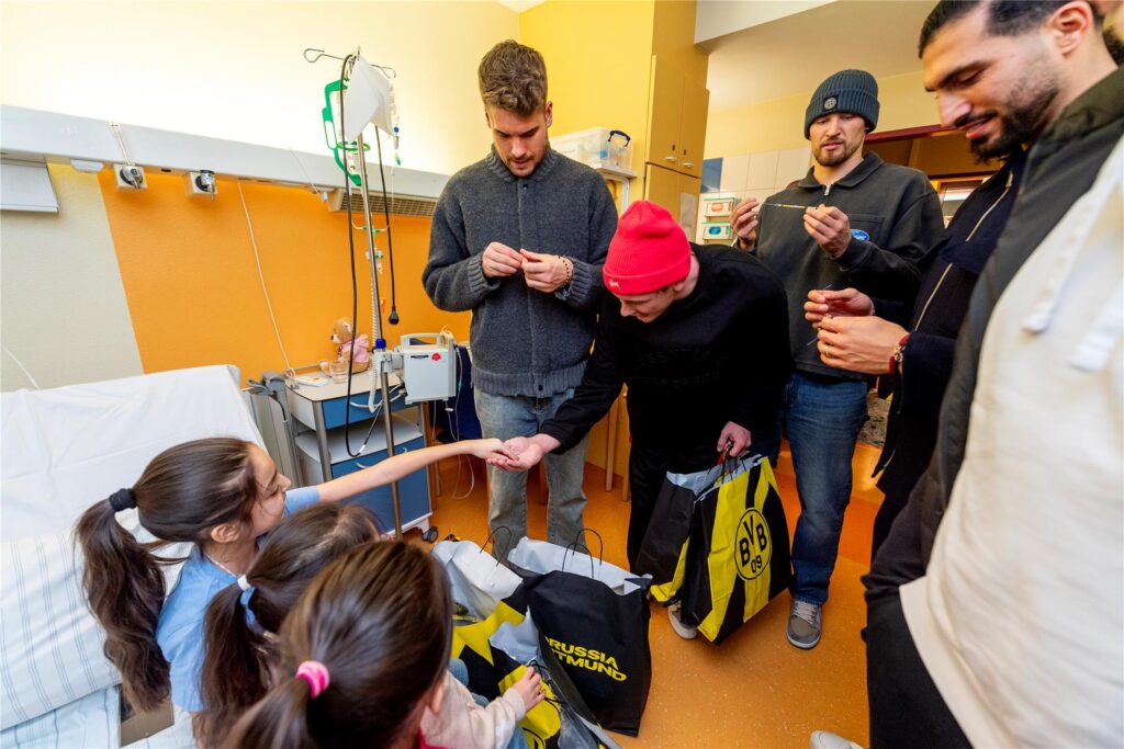 BVB-Profis zu Besuch in der Kinderklinik.