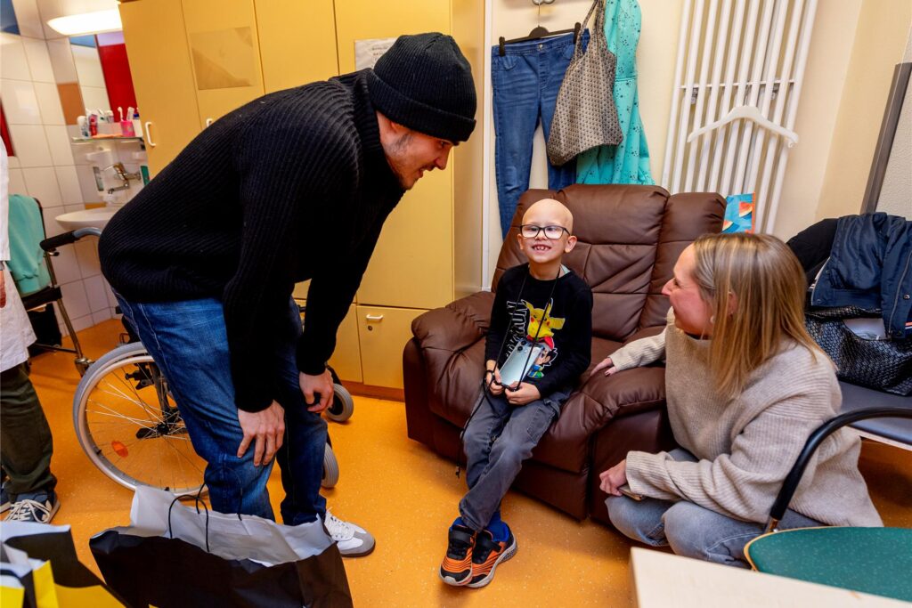 BVB-Profis zu Besuch in der Kinderklinik.