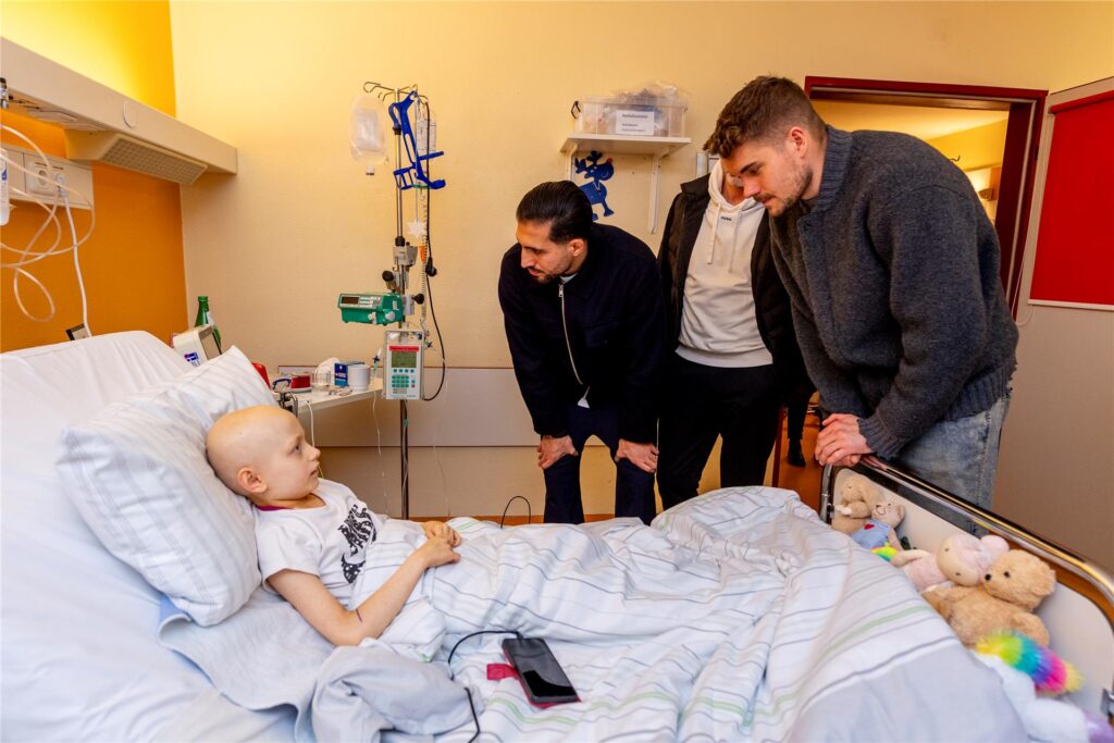 BVB-Profis zu Besuch in der Kinderklinik.