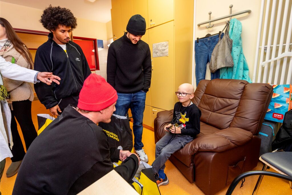 BVB-Profis zu Besuch in der Kinderklinik.