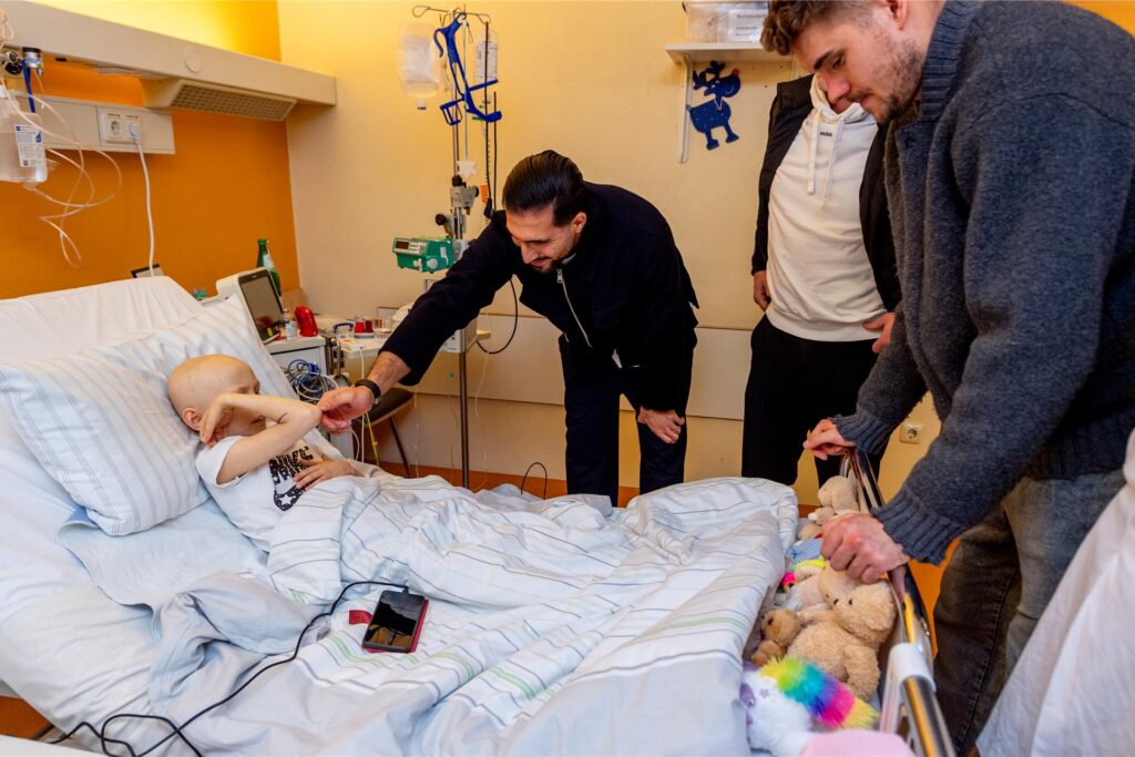 BVB-Profis zu Besuch in der Kinderklinik.