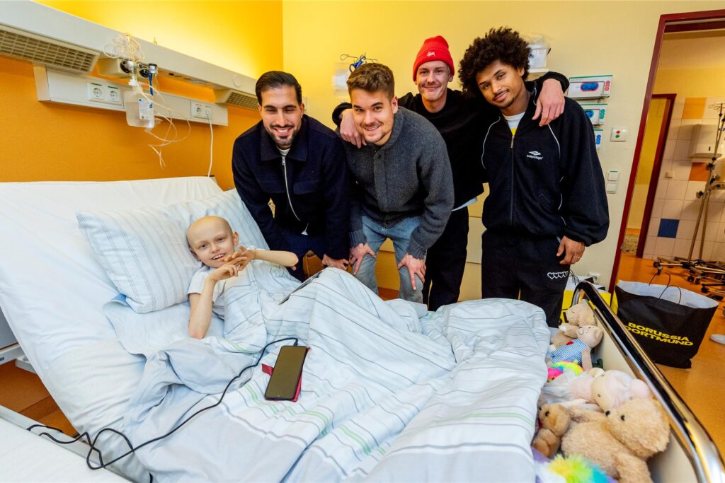 BVB-Profis zu Besuch in der Kinderklinik.